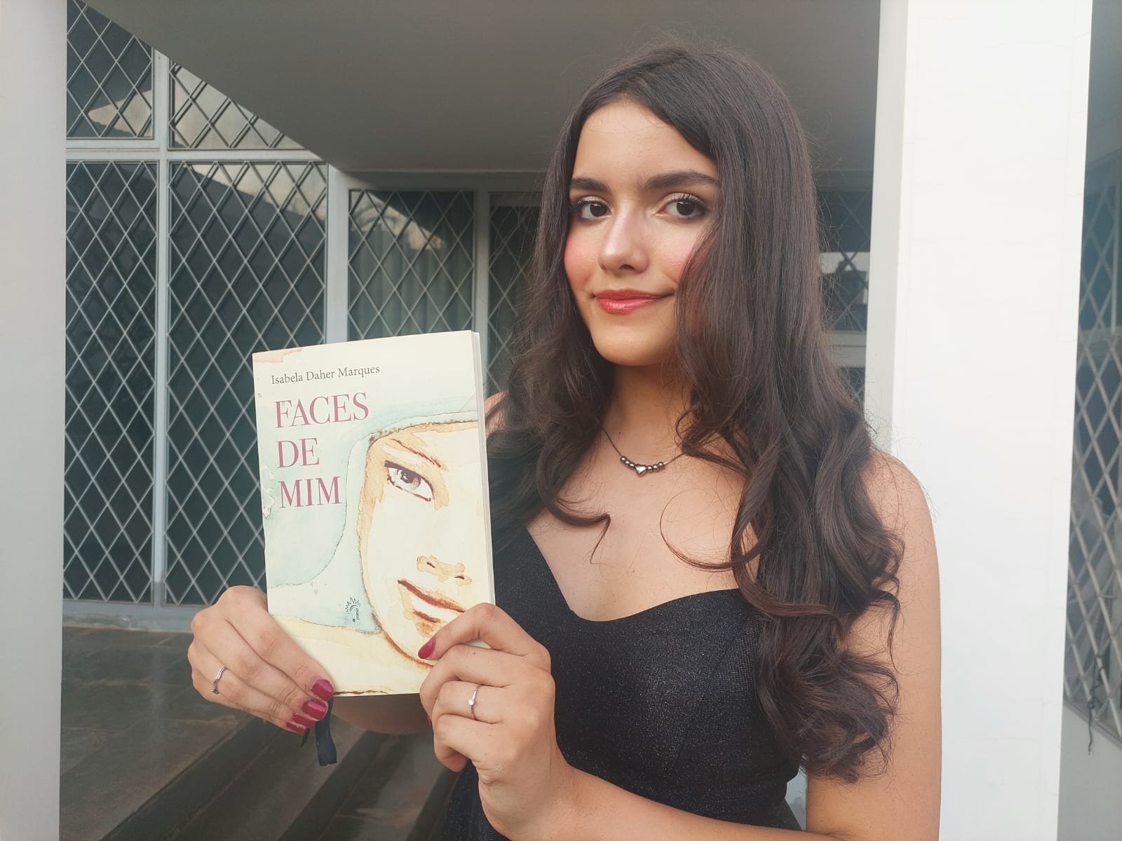 Isabela Daher Marques lança Faces de Mim no Riopreto Shopping (1)