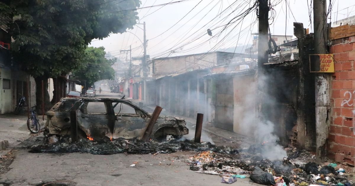 Megaoperação no Rio com 2,5 mil policiais mira traficantes do Comando Vermelho  • JOSE LUCEN...