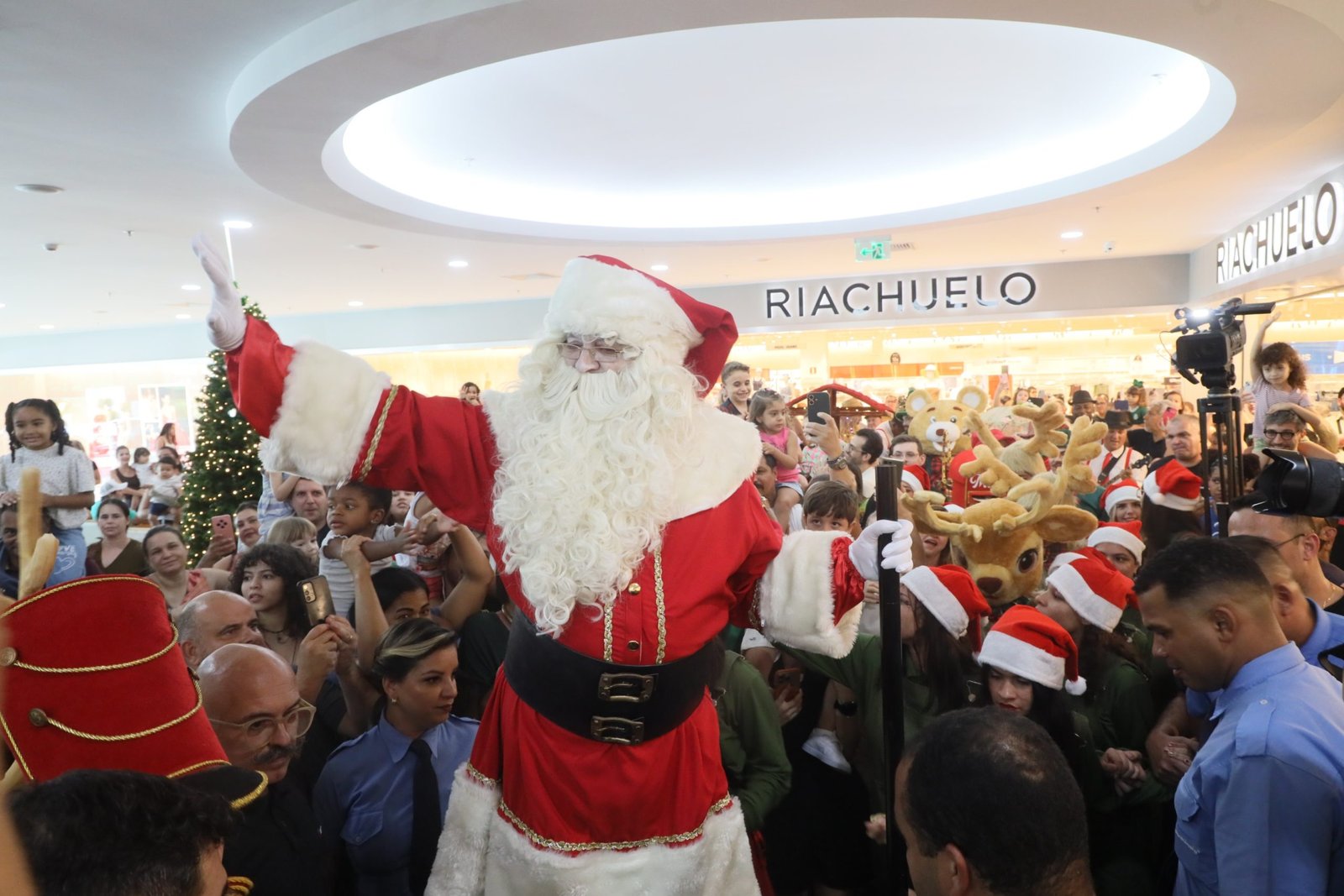 AberturaNatal Riopreto Shopping (Chegada Papai Noel - Parada de Natal) foto_rBoni (9)