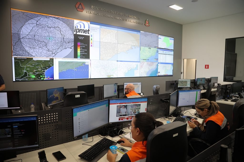 Centro-de-Gerenciamento-de-Emergencias-CGE-e-o-Centro-Paulista-de-Radares-e-Alertas-Meteorologicos-Cepram-Geral-Pablo-Jacob-1024x683
