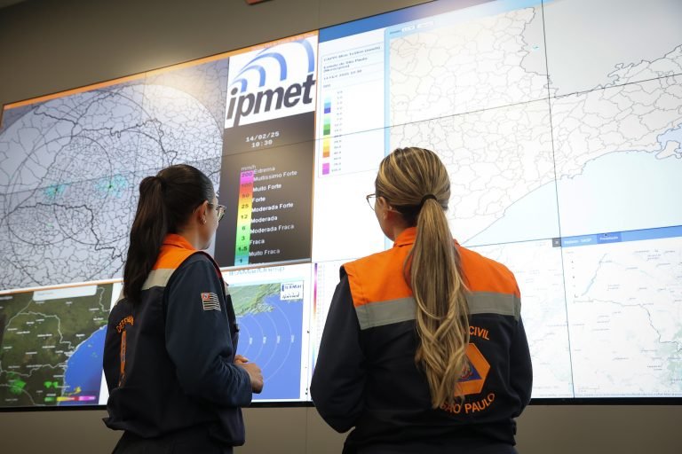 Centro-de-Gerenciamento-de-Emergencias-CGE-e-o-Centro-Paulista-de-Radares-e-Alertas-Meteorologicos-Cepram-Painel-Pablo-Jacob-768x512