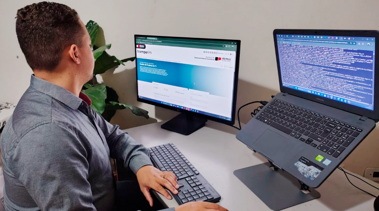 O-programador-Ezequiel-Brito-Mateus-fazendo-inscricao-no-curso-de-Gestao-de-Projetos-de-TI-do-portal-Trampolim-e1757712965172-768x428