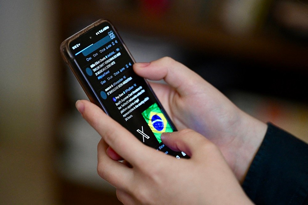 (ARQUIVOS) Um usuário brasileiro da rede social X, anteriormente Twitter, navega por postagens e...