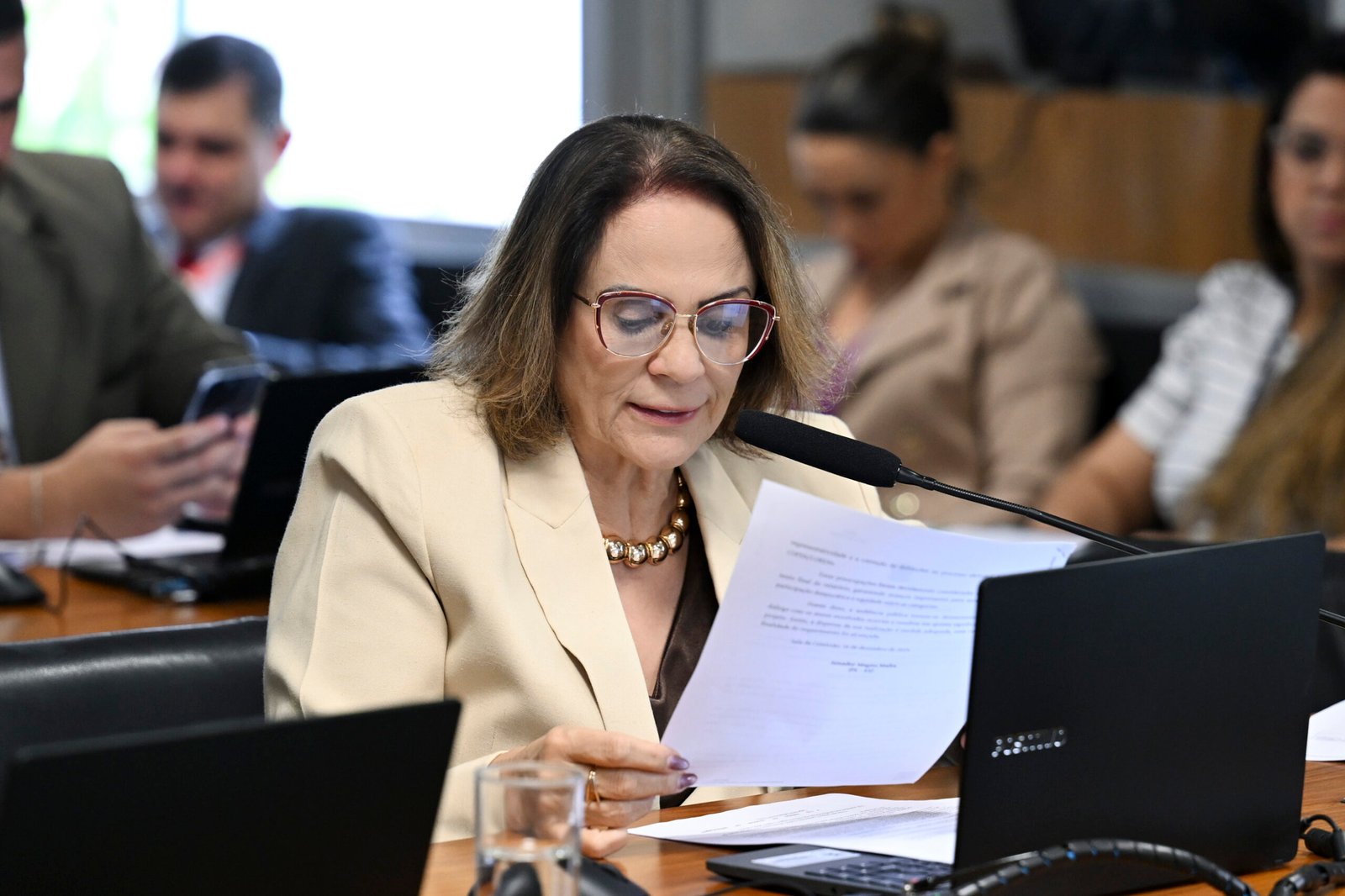 Senadora aponta elogios ao presidente e críticas ao ex-presidente em ano eleitoral. Em pronuncia...