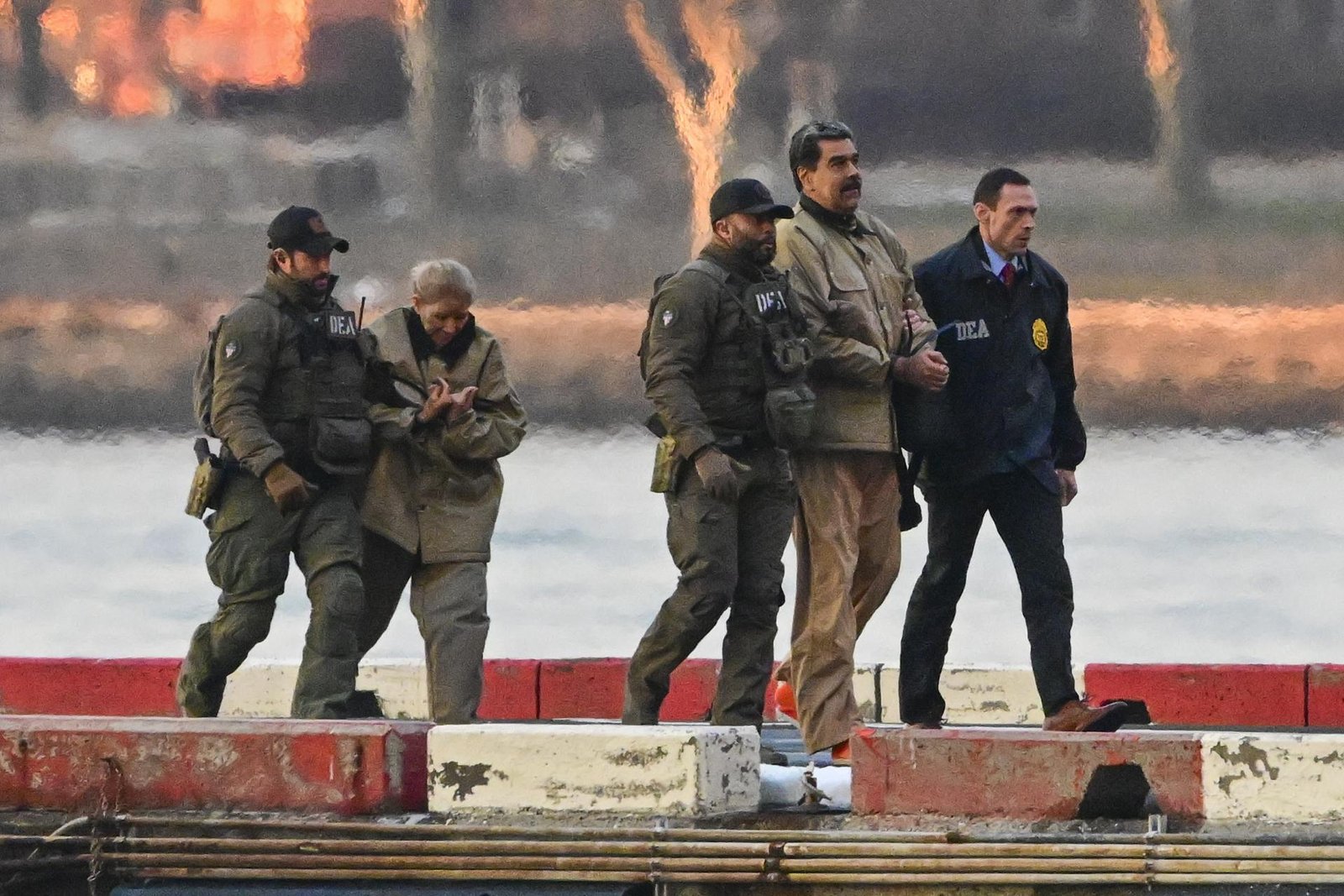 O ditador destituído da Venezuela, Nicolás Maduro, sendo transferido para o tribunal federal em...