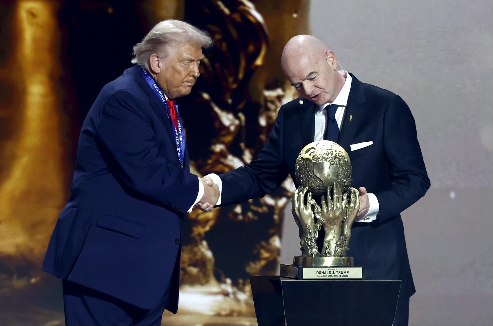 O presidente dos EUA, Donald Trump, recebendo o Prêmio da Paz da Fifa do presidente da FIFA, Gio...