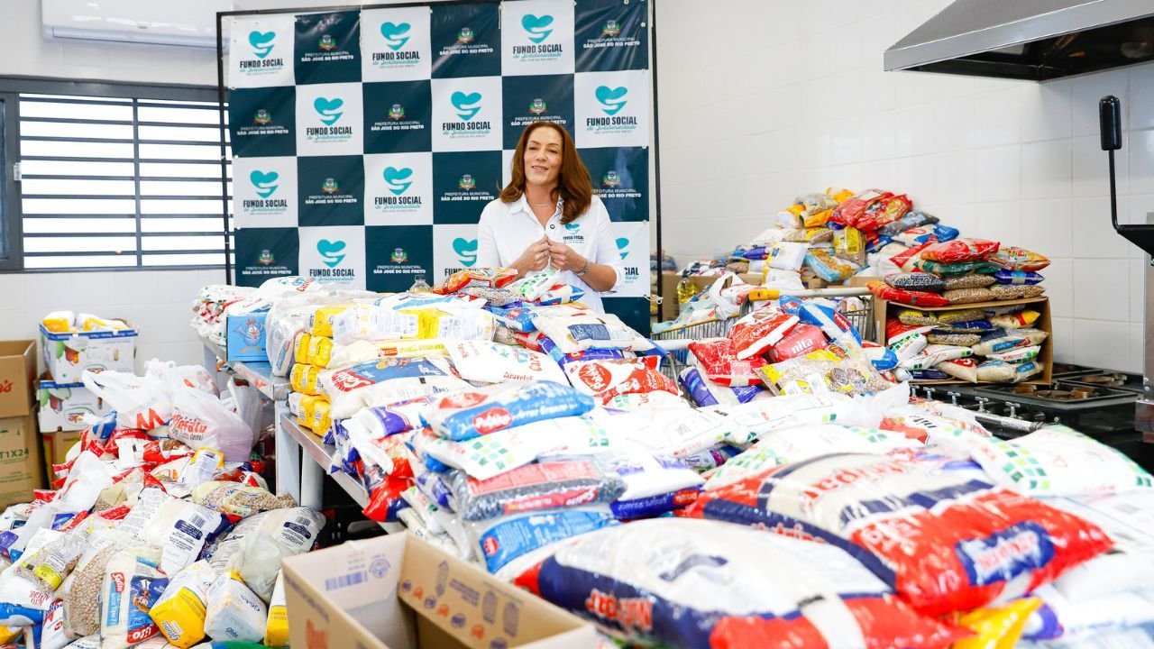 Carnavirou_Alimentos_arrecadados_primeira_dama_1ecceec1cf