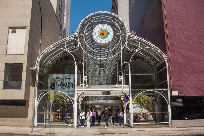 Ícone urbano que atravessa gerações, a Rua 24 Horas busca novo protagonismo em meio à revital...