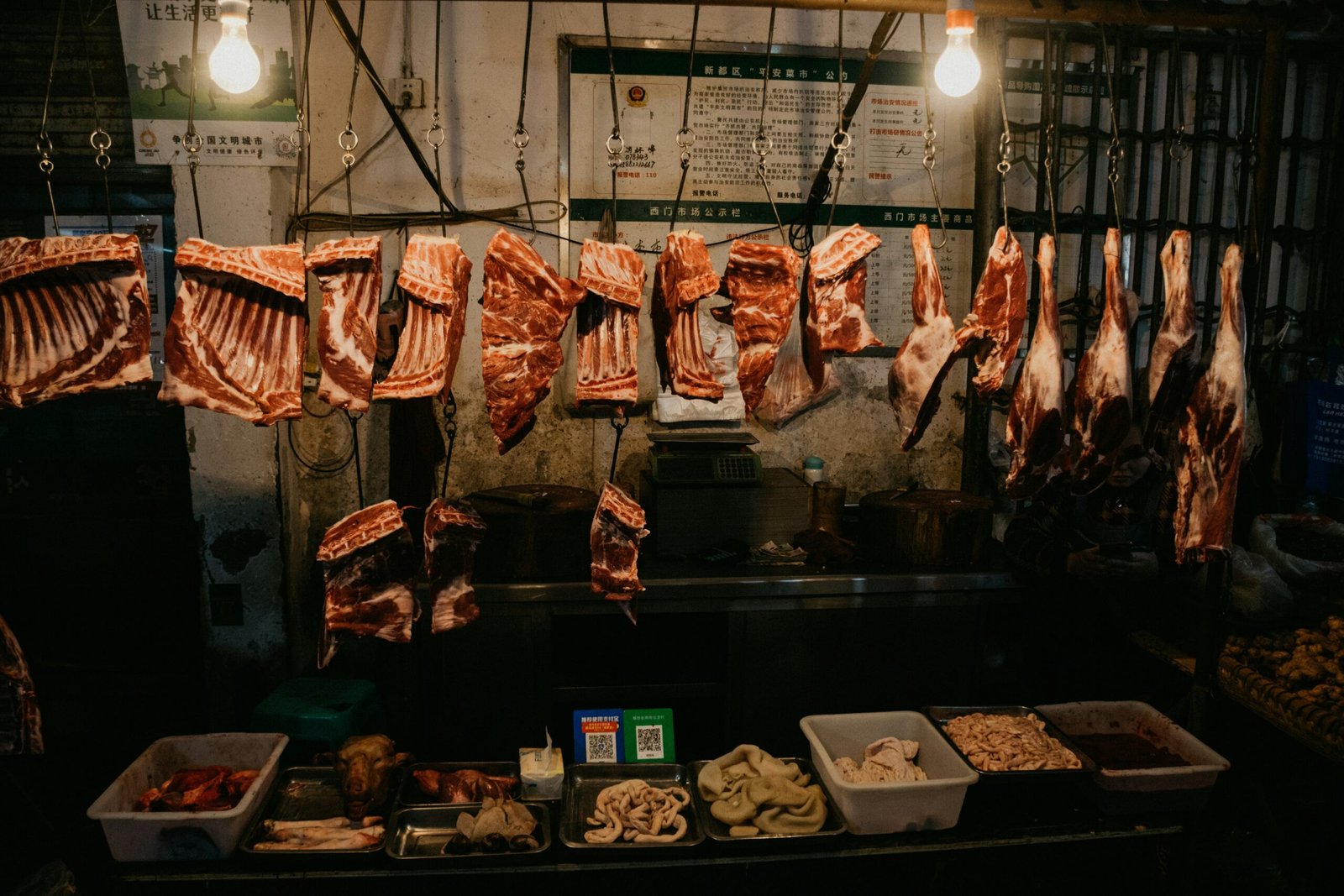 Diferentes cortes e miúdos à venda em mercado chinês: Brasil fatura mais de US$ 600 mihões po...