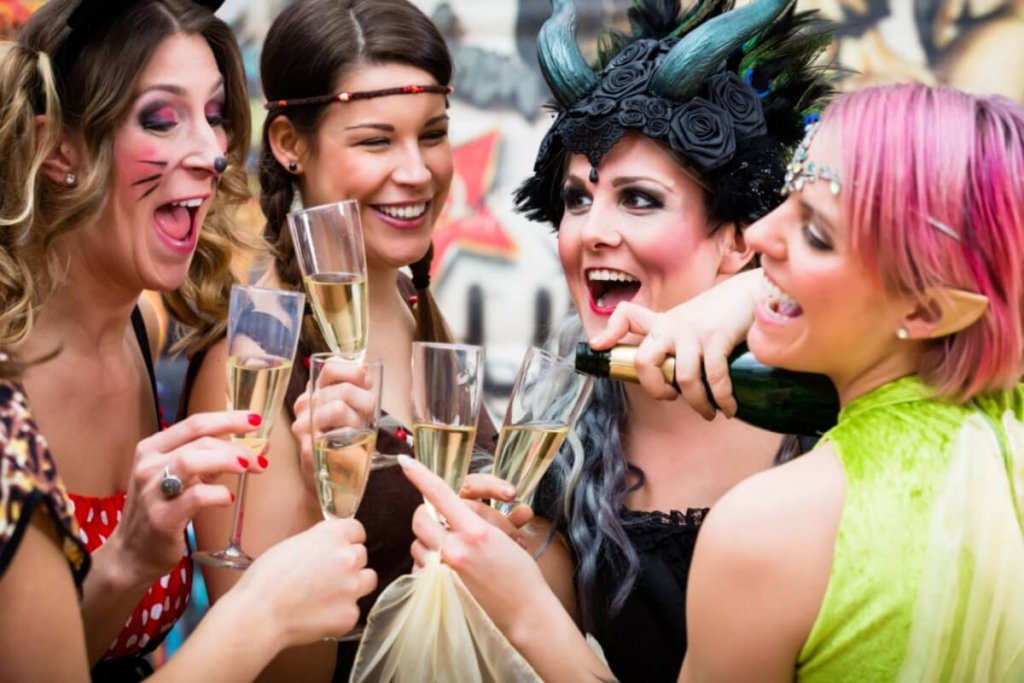 Grupo de mulheres celebram o carnaval brindando