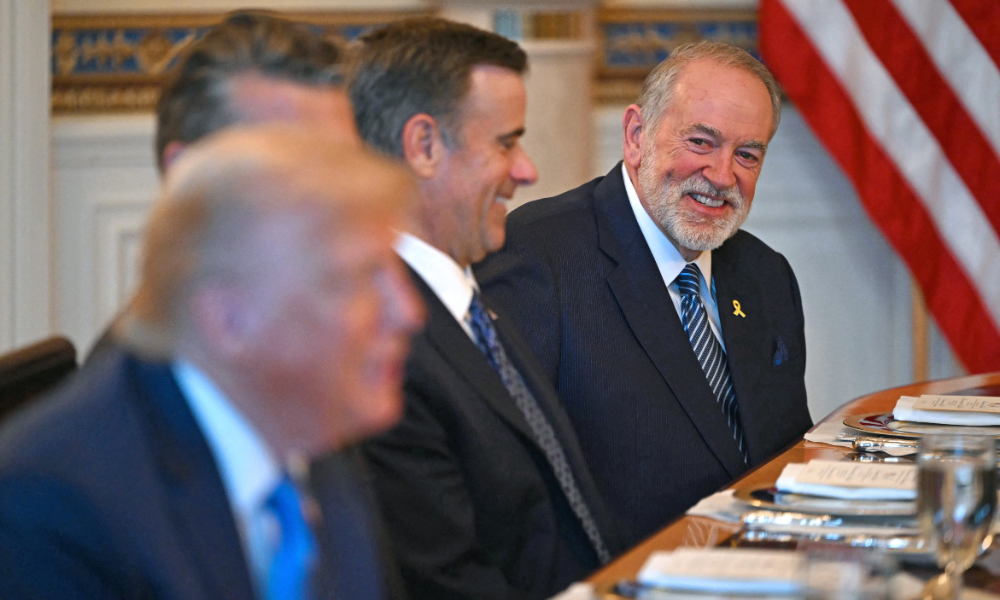 O embaixador dos EUA em Israel, Mike Huckabee (à direita), sorri enquanto o presidente dos EUA, ...