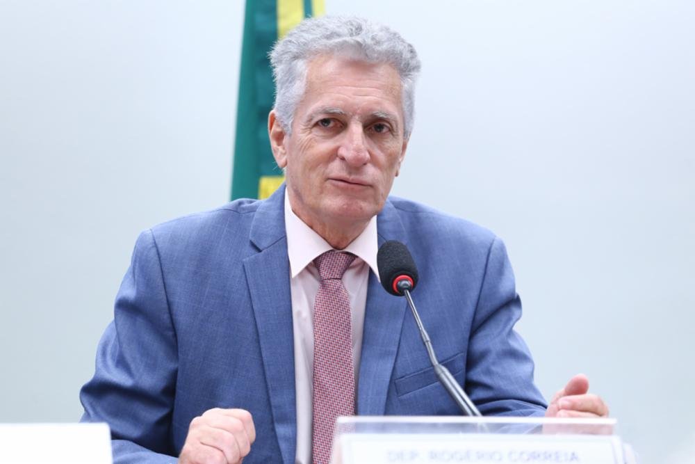 Deputado Rogério Correia (PT) publicou uma imagem claramente adulterada pela Inteligência Artif...