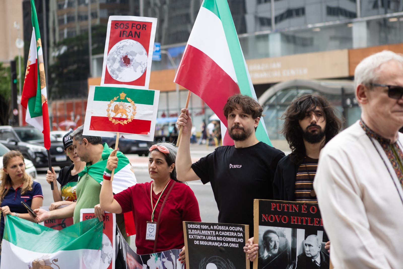 Refugiados iranianos no Brasil protestam na Avenida Paulista contra o regime islâmico e acompanh...