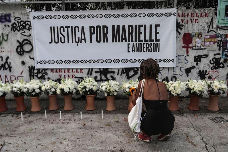 Faixa estendida escrito 'Justiça por Marielle e Anderson'