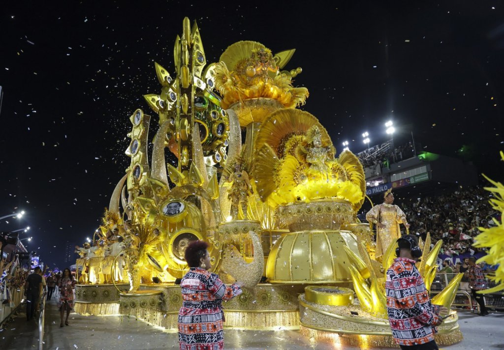 Campeã do Carnaval de São Paulo neste ano, a Mocidade Alegre pisa novamente no Sambódromo às ...