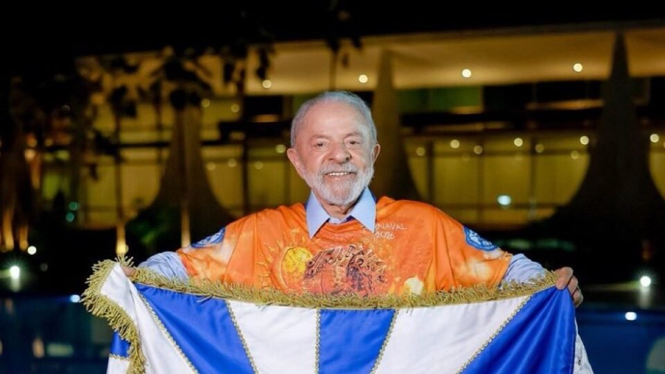 Lula posa com bandeira da Acadêmicos de Niteroi