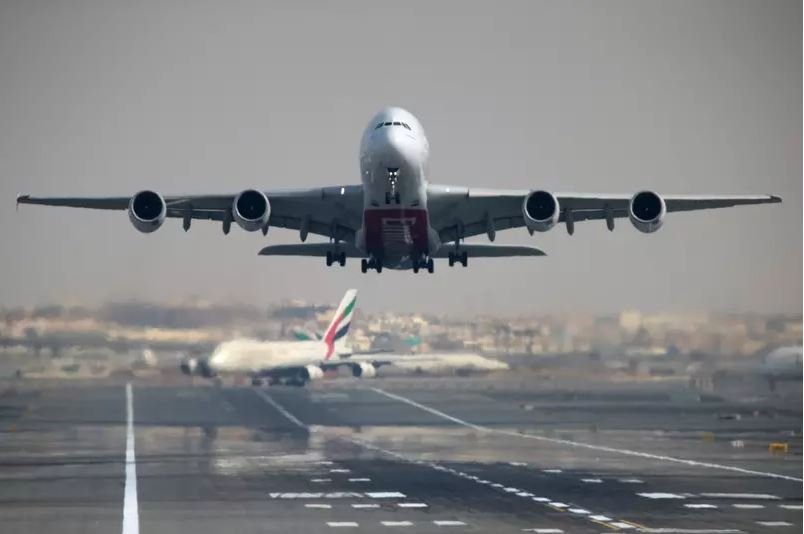 Avião da companhia Emirates decola em Aeroporto Internacional de Dubai  • Foto: Christopher P...