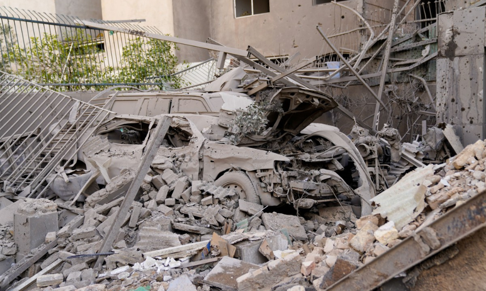 Escombros e destroços cobrem um veículo destruído após um ataque com mísseis a um bairro de ...