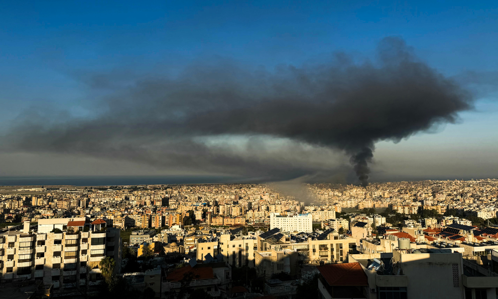 Colunas de fumaça se elevam dos locais dos ataques aéreos israelenses nos subúrbios do sul de ...