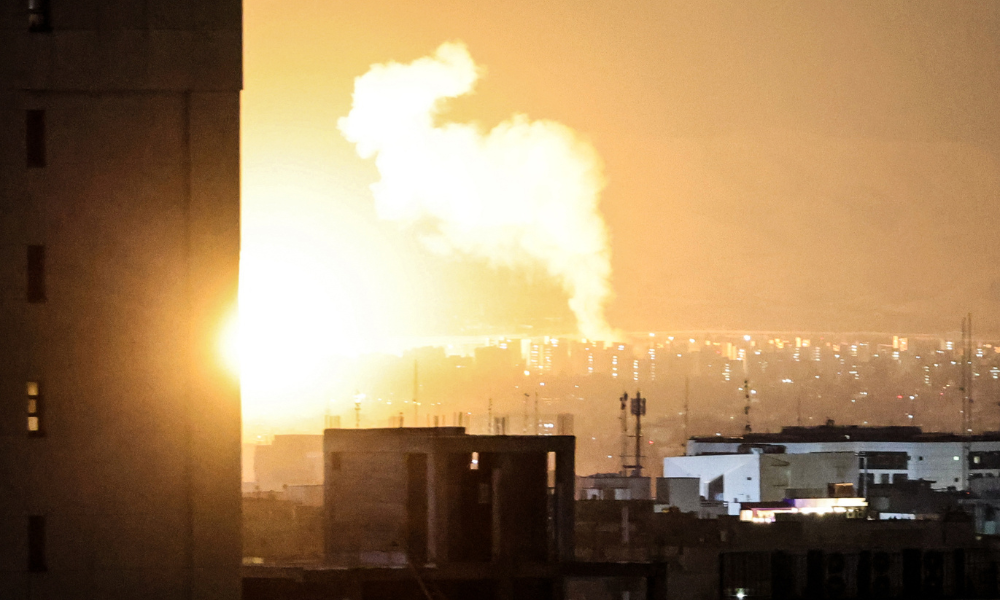Fumaça e fogo se elevam do local de ataques aéreos em uma área central da capital iraniana, Te...